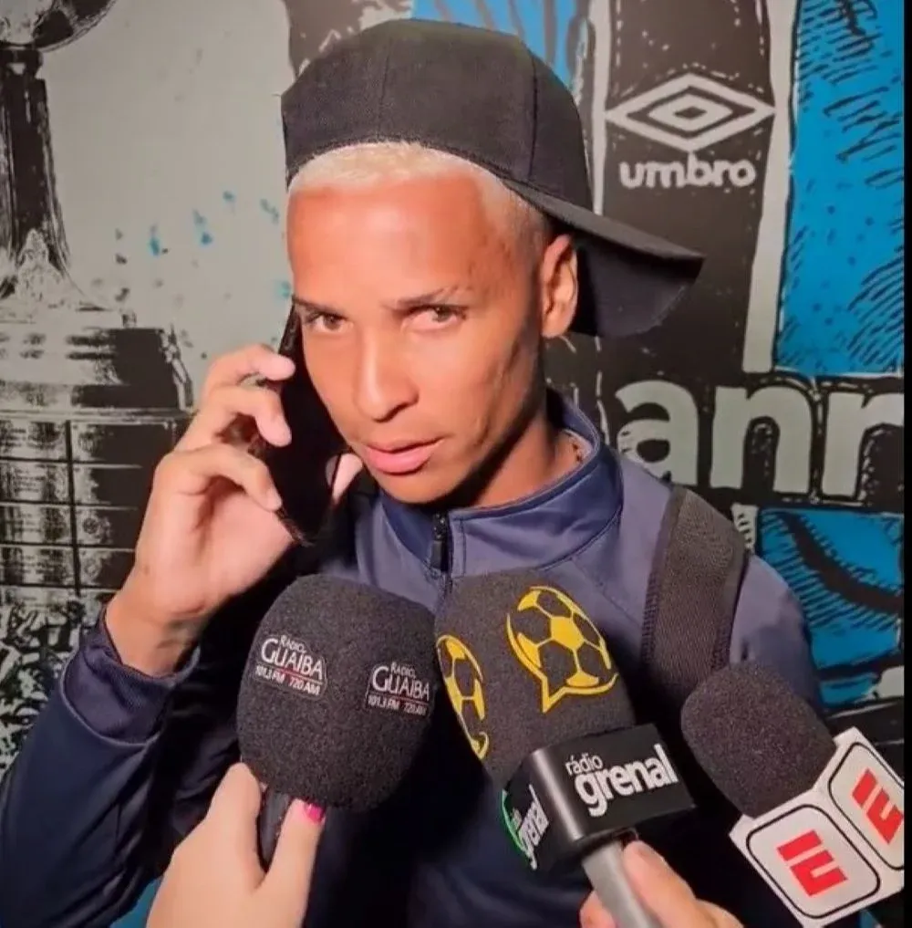 Deyverson paró la nota que estaba brindando en Brasil, para atender un llamado de su esposa que estaba apurada