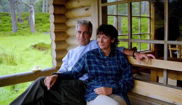 Jeffrey Epstein y Ghislaine Maxwell en una foto de los archivos del caso.