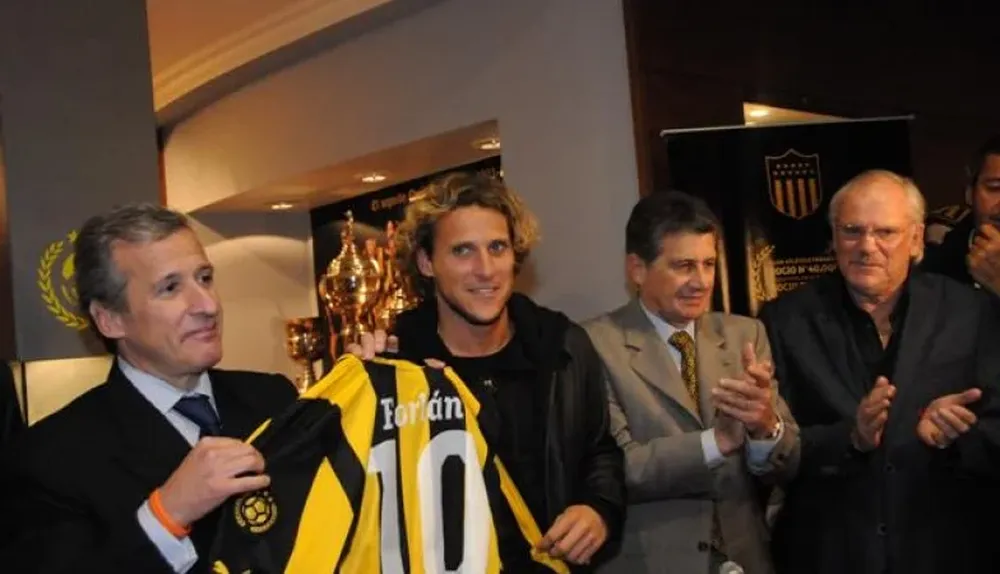 Forlán con su padre y la camiseta de Peñarol