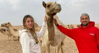 Giorgian De Arrascaeta y su pareja anduvieron en camello en Dubái