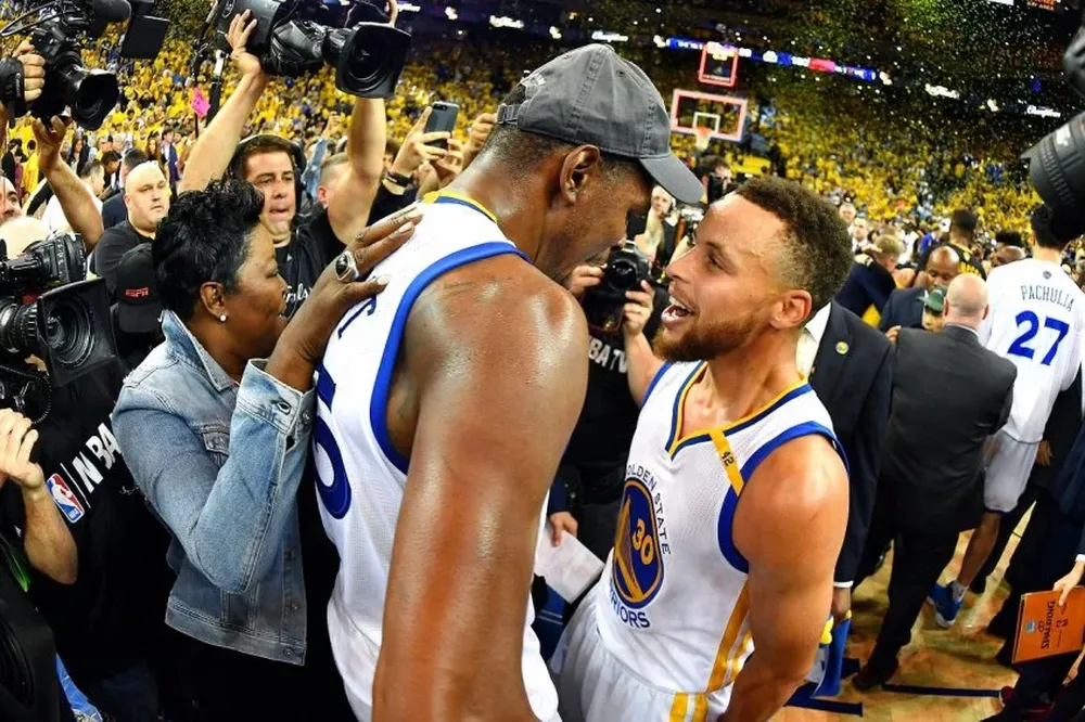Durant y Curry celebran el título