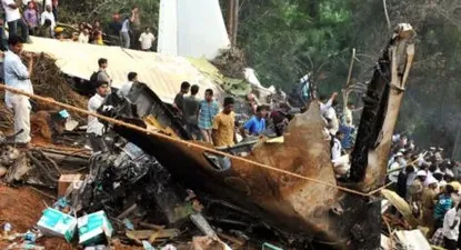 Rescatistas y voluntarios trabajan en el lugar del siniestro