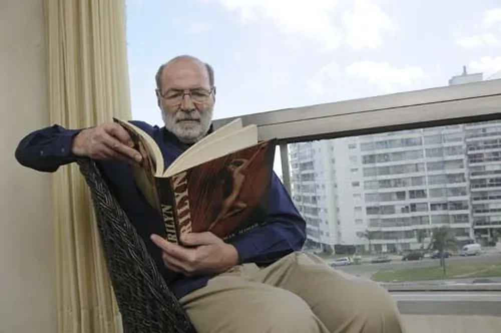 Álvaro Sanjurjo en su apartamento del Edificio Panamericano