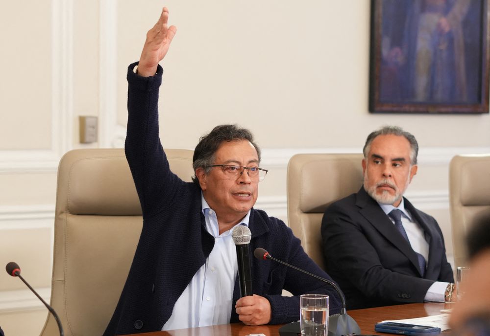 Gustavo Petro habla ante sus ministros al lado de Armando Benedetti
