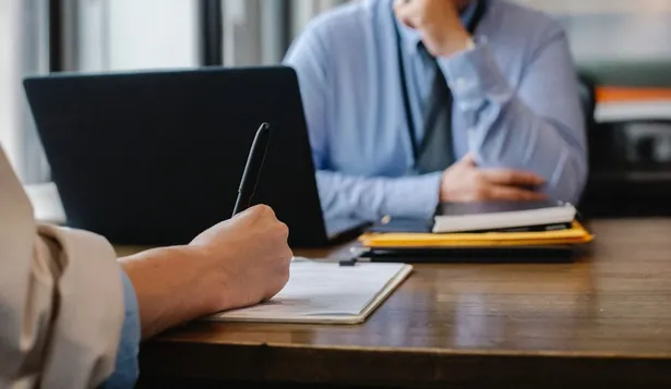 Lo más buscado incluye el pensamiento crítico, análisis y resolución de problemas, así como habilidades de autogestión, capacidad de aprendizaje continuo, resiliencia y flexibilidad.