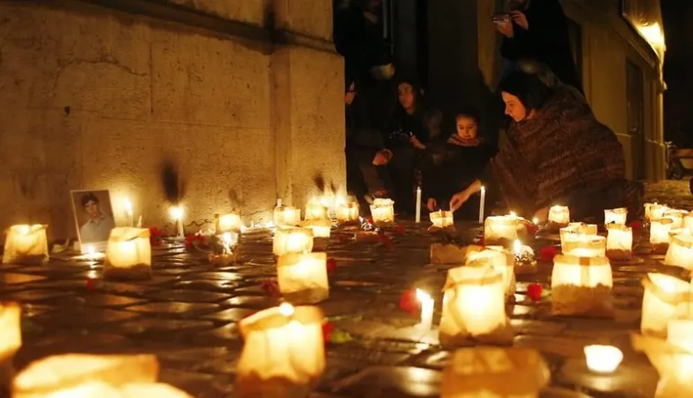 Encienden velas para celebrar el aniversario del golpe militar en Chile