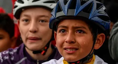 Su foto emocionado tras la victoria del primer colombiano en el Tour de Francia recorrió dio la vuelta al mundo