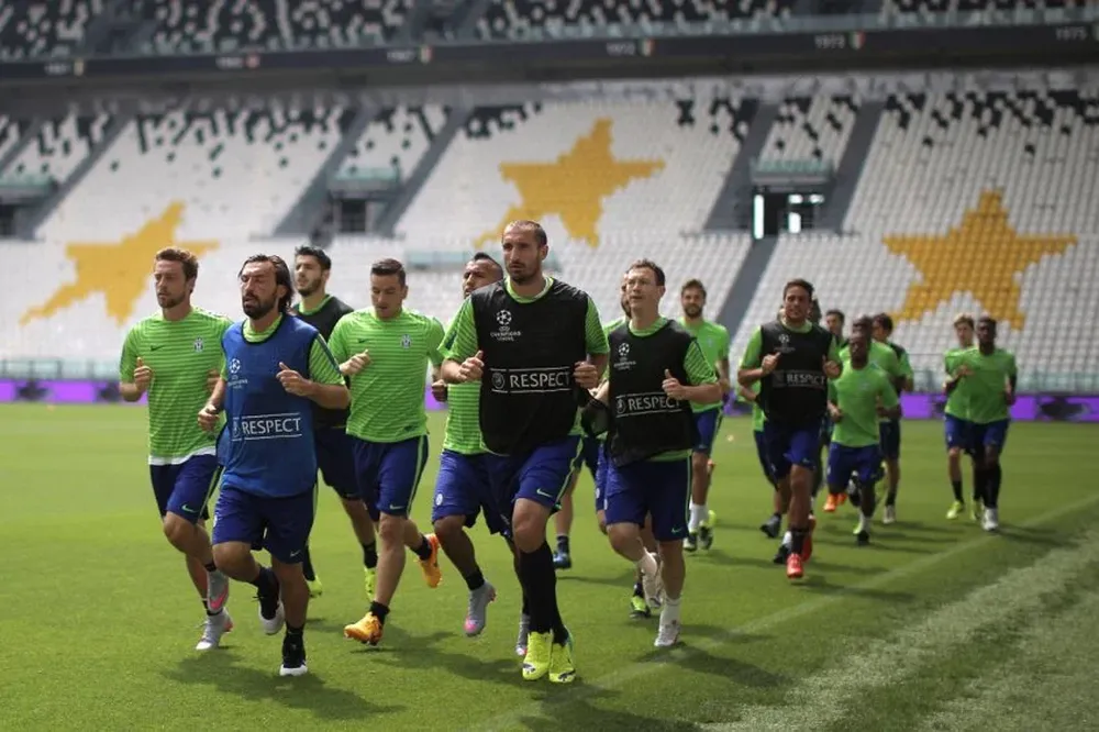 Chiellini y Pirlo al frente del entrenamiento de Juventus