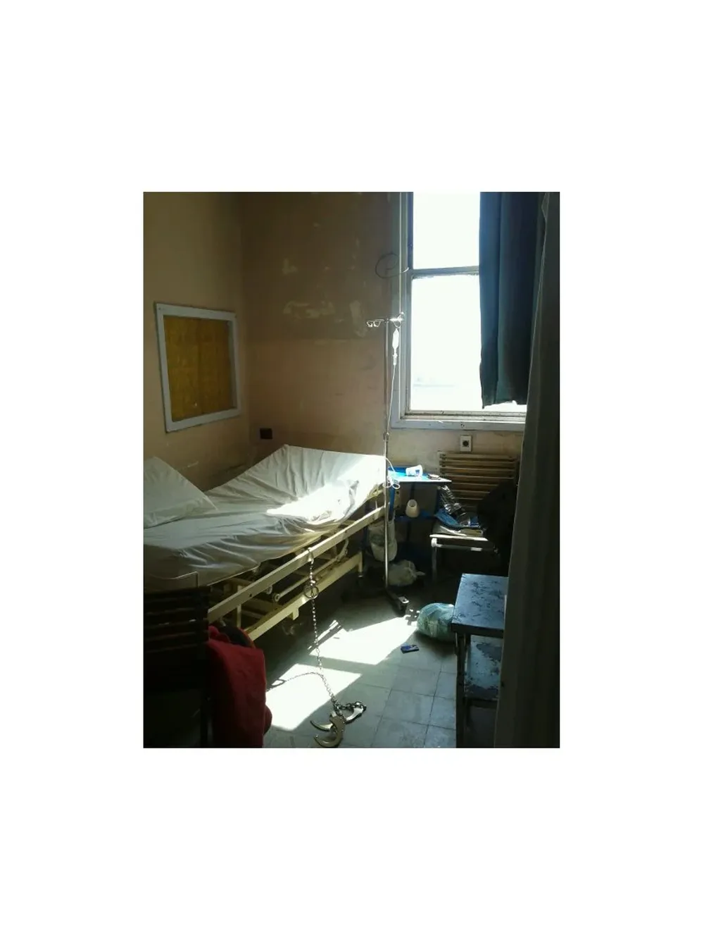 La foto que el Ministerio del Interior difundió para asegurar que el recluso estaba esposado