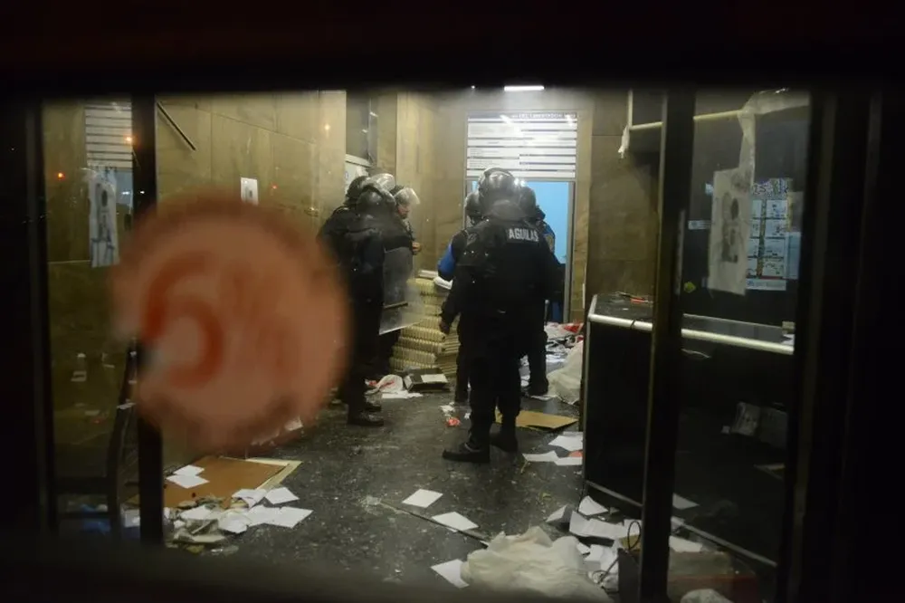 Policías desalojan el edificio del Consejo Directivo Central (Codicen) de la Administración Nacional de Educación Pública (ANEP), tras cuatro días de ocupación por parte de gremios estudiantiles.