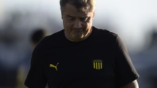 Diego Aguirre, técnico de Peñarol, otra vez se fue con la cabeza gacha de Belvedere tras enfrentar a Liverpool por el Torneo Clausura