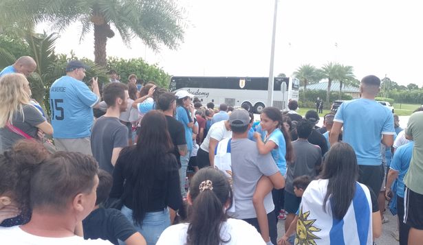 Hinchas en la práctica de la selección de Uruguay