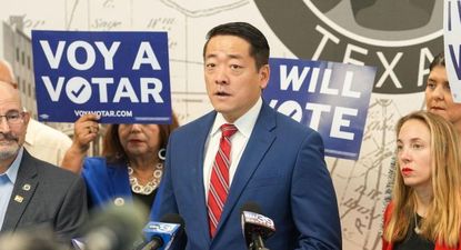Gene Wu, legislador estatal demócrata de Houston, afirma que él y otros están abandonando "un sistema amañado".