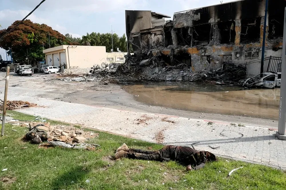 Los cuerpos de dos combatientes de Hamas yacen en una calle en la ciudad sureña de Sderot