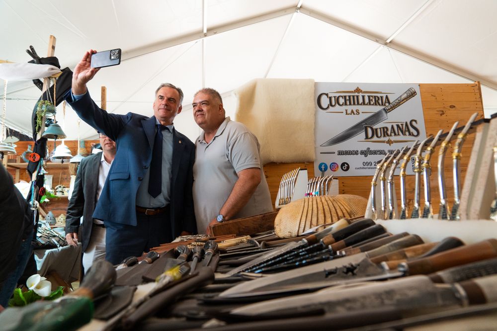 Orsi visit&oacute; tambi&eacute;n la zona de exposici&oacute;n de emprendedores artesanales.
