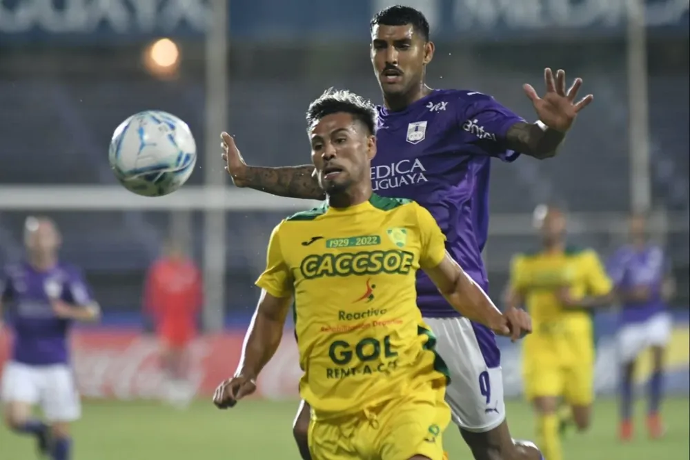 Andrew Zamorano le cierra el paso a Adrián Balboa