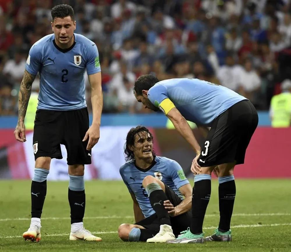 Cristiano ayudó a salir del campo de juego a Cavani, luego de su lesión