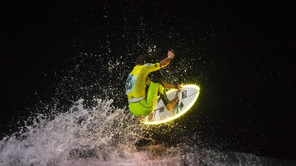 Así es el surf nocturno