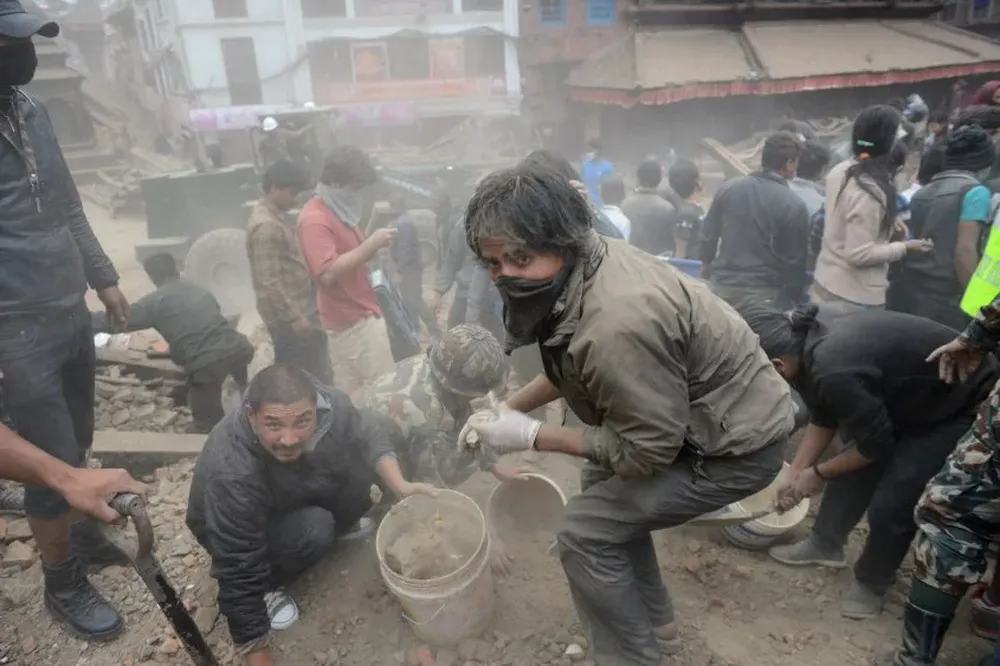 En abril, un sismo de 7.8 de magnitud mató cientos de personas en Nepal, produjendo derrumbes en Katmandí y una avalancha en el monte Everest.