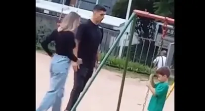 Luis Suárez jugando en una plaza pública de Porto Alegre