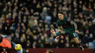 Darwin Núñez enfrentando a Aston Villa