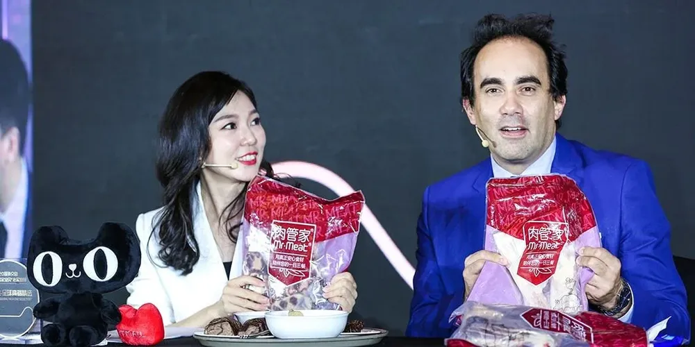 El cónsul de Uruguay en Shanghai, Leonardo Olivera, promocionando carne uruguaya en transmisión en vivo.