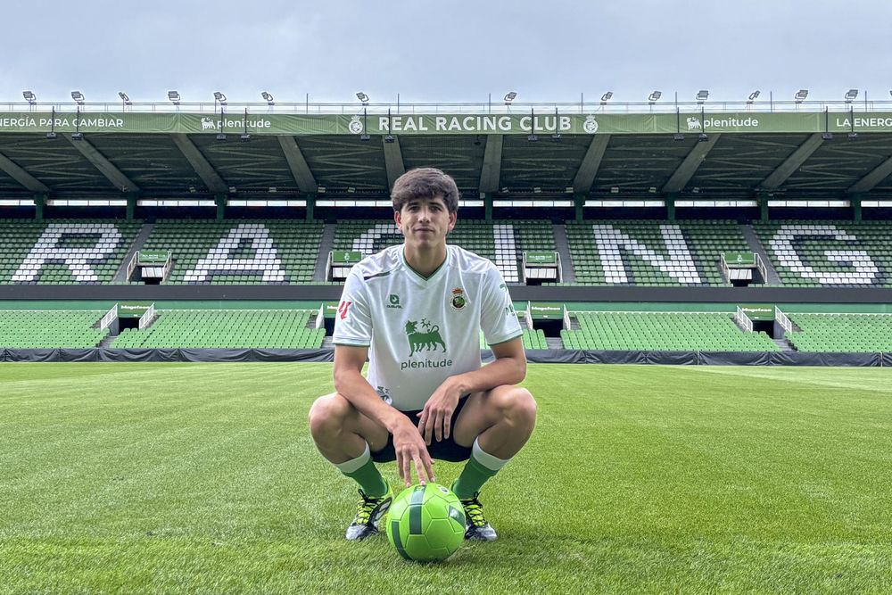 El nuevo central uruguayo del Real Racing Club, Facu González, durante su presentación como nuevo futbolista verdiblanco en los Campos de Sport