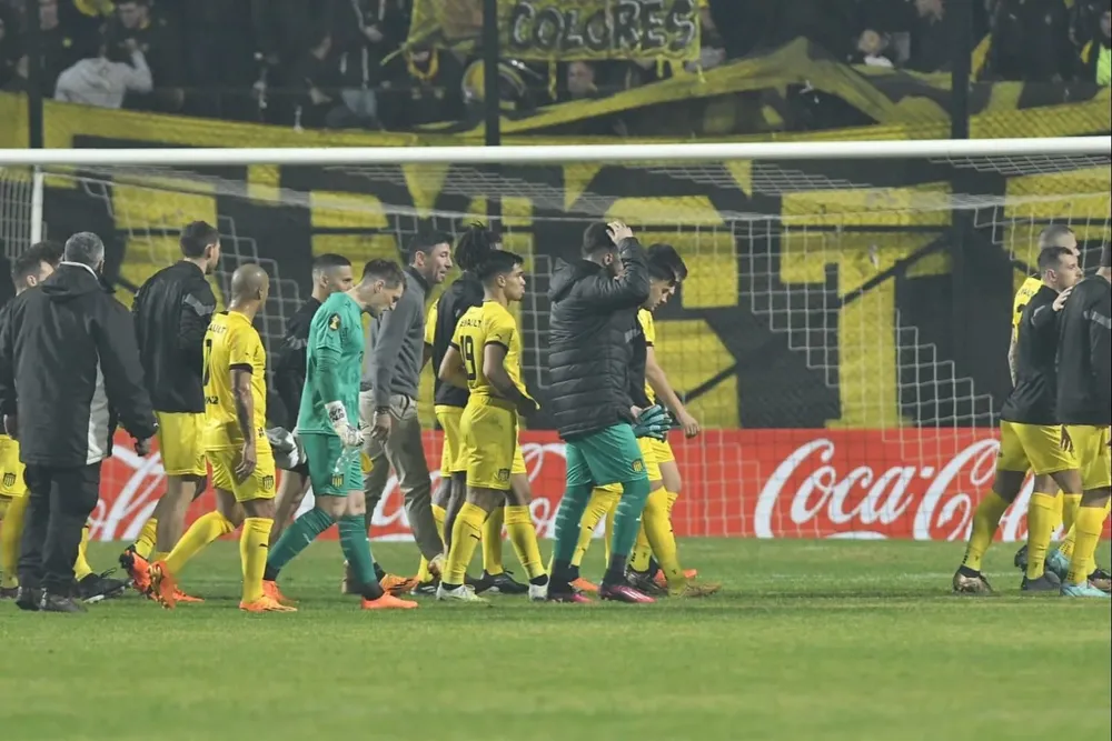 Peñarol se va de la cancha silbado e insultado por sus hinchas