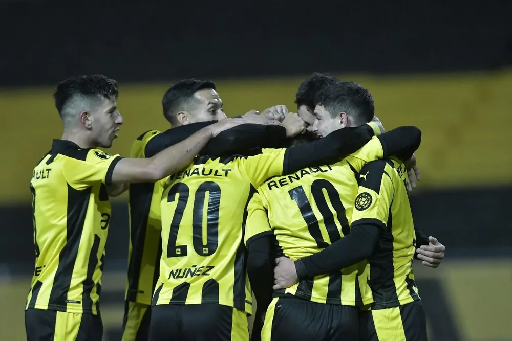 Peñarol festeja la victoria holgada frente a Boston River