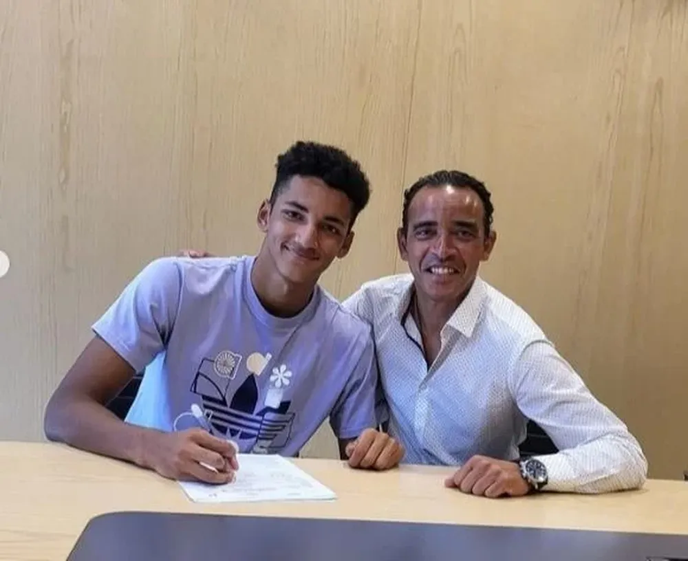 Álvaro Rodríguez al firmar su contrato con Real Madrid