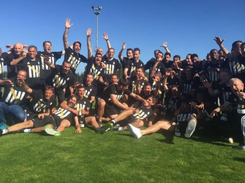 La Juve festejó en su centro de entrenamientos
