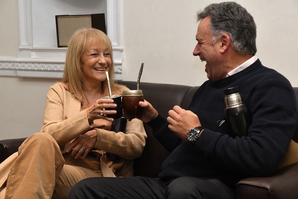 Carolina Cosse, Yamandú Orsi, brindis con mate.