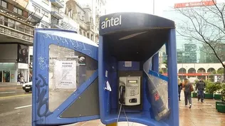 Teléfono público en Plaza del Entrevero, Montevideo, año 2012.