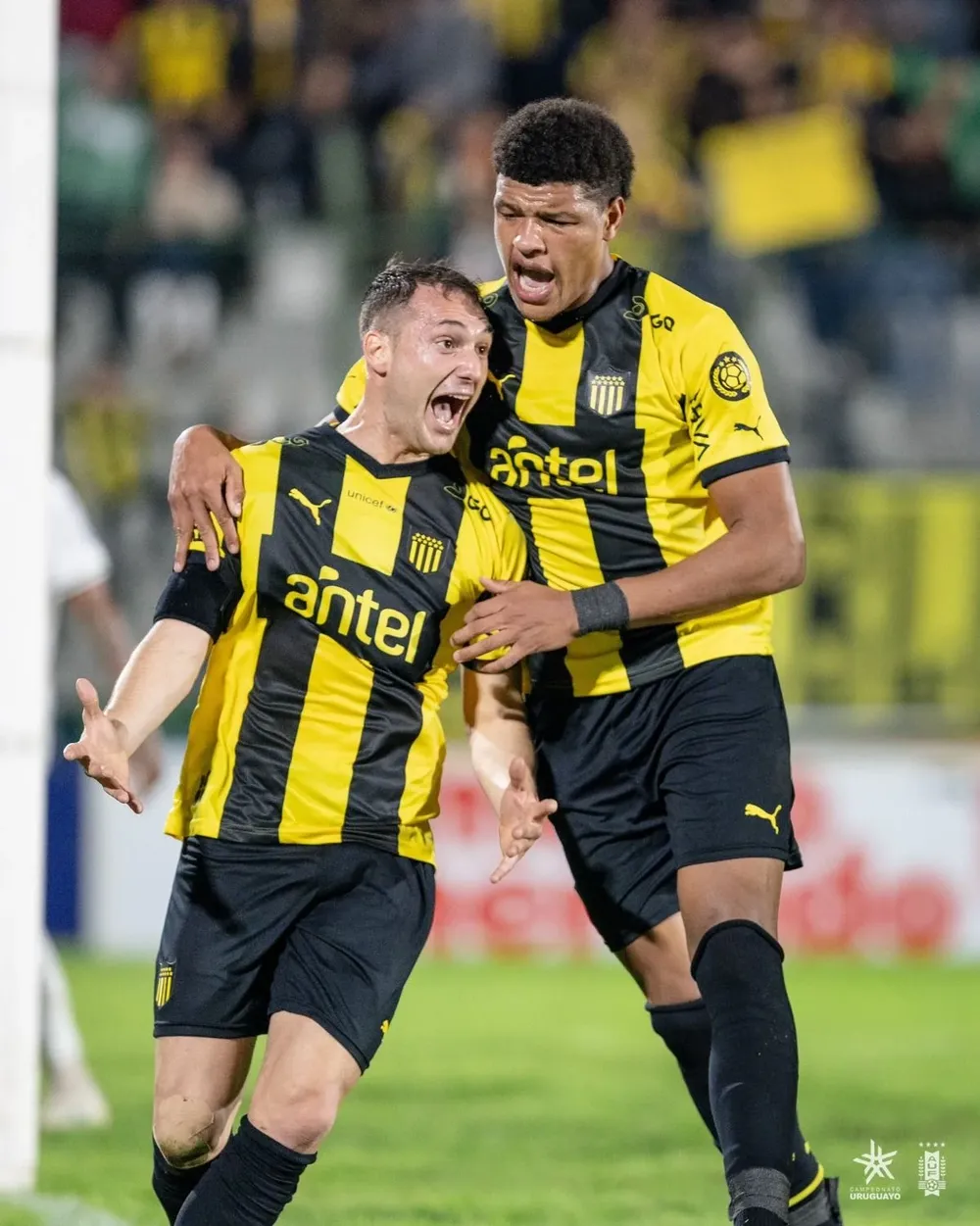Sebastián Cristóforo festeja su gol para Peñarol junto a Bruno Bentancor