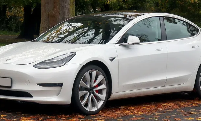 Tesla Model 3.