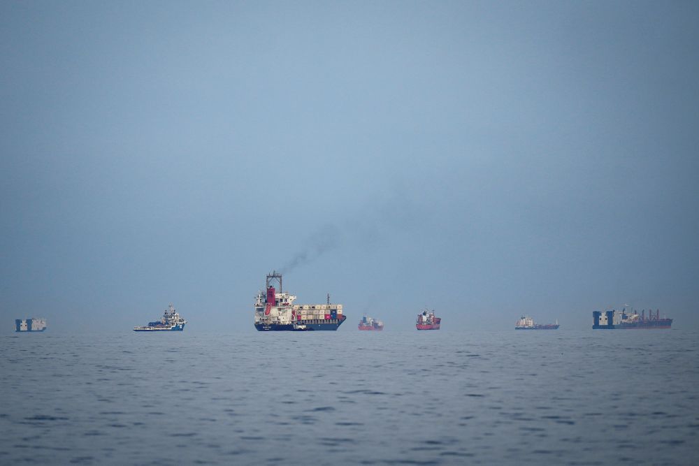 Atrapados en el estrecho de Ormuz, cerrado al tránsito primero por Irán y ahora también por EE.UU. miles de barcos merodean cerca de la costa de unos de los corredores comerciales más congestionados del mundo en el Golfo Pérsico.&nbsp;