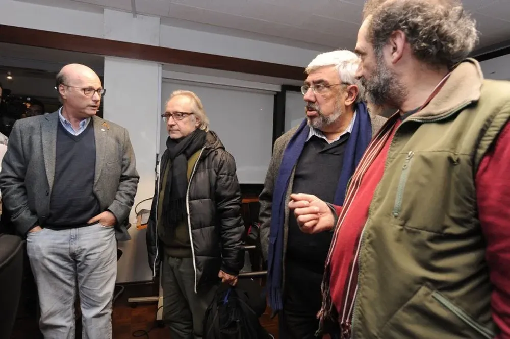 Representantes del gobierno, de organizaciones sociales y sindicales estudian una salida