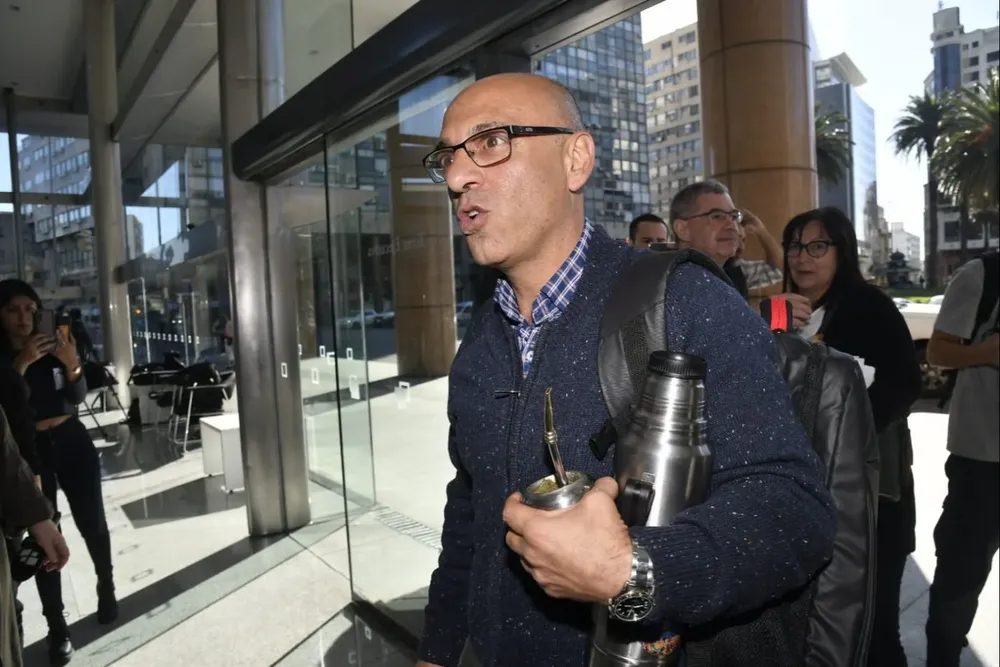 Marcelo Abdala, presidente del PIT-CNT, ingresa a la Torre Ejecutiva para presentar propuestas al gobierno este miércoles