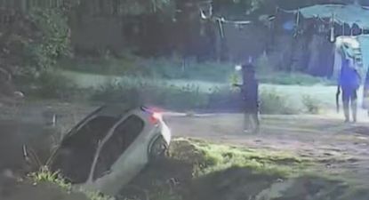 cordoba: se tiraron del auto en movimiento mientras huian de la policia tras un robo para no caer en una zanja