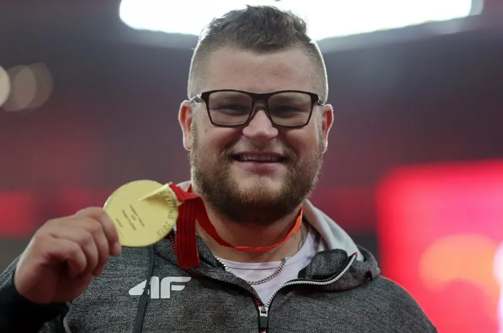 Pawel Fajdek con su medalla de oro