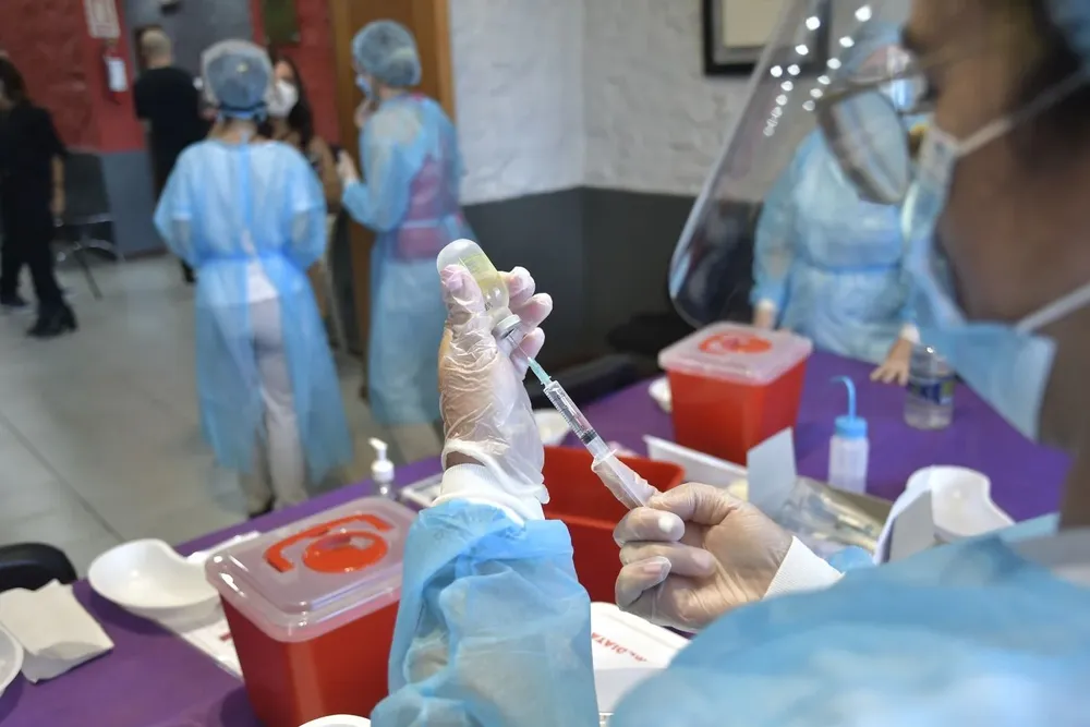 Mayores de 80 vacunados con Pfizer a partir del 10 de abril tendrán cambios en la fecha de su segunda dosis