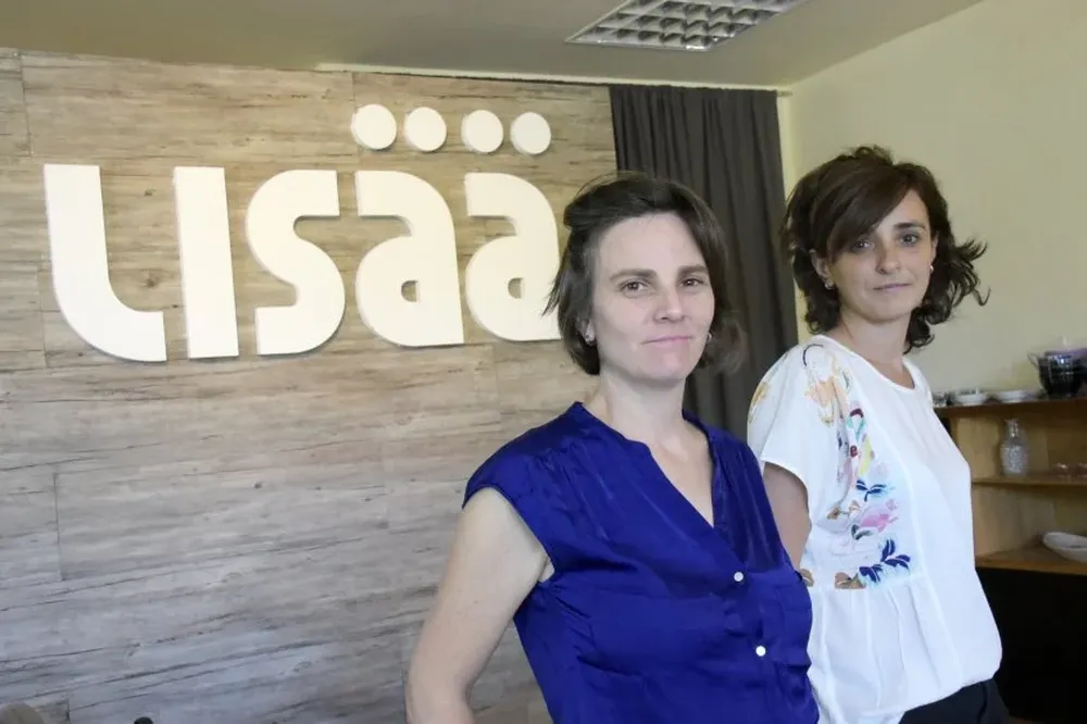 Ana Garmendia y Andrea Goires. C. Dos santos