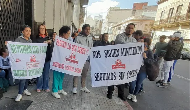 Trabajadores de La Sin Rival en la puerta del Ministerio de Trabajo durante el Consejo de Salarios de este viernes
