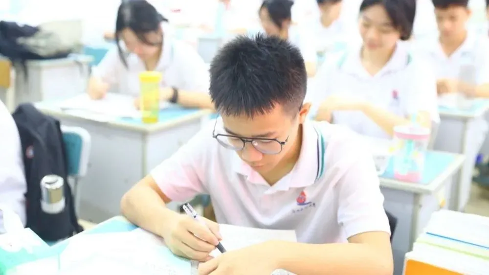 La ideología se integrará al aprendizaje desde la escuela primaria hasta la universidad.