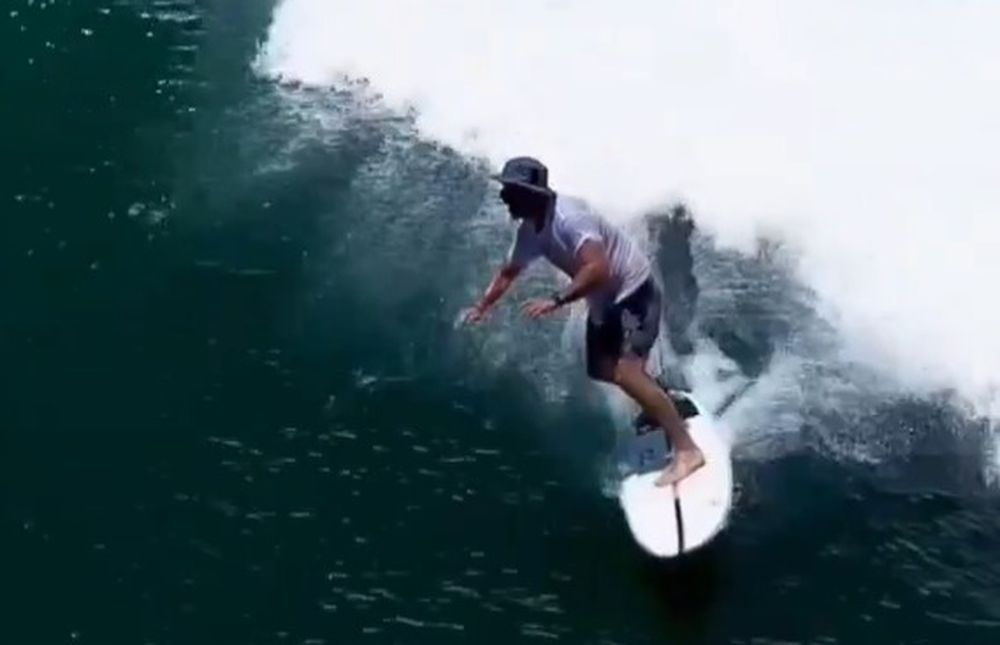 Lacalle Pou surfeando en El Salvador
