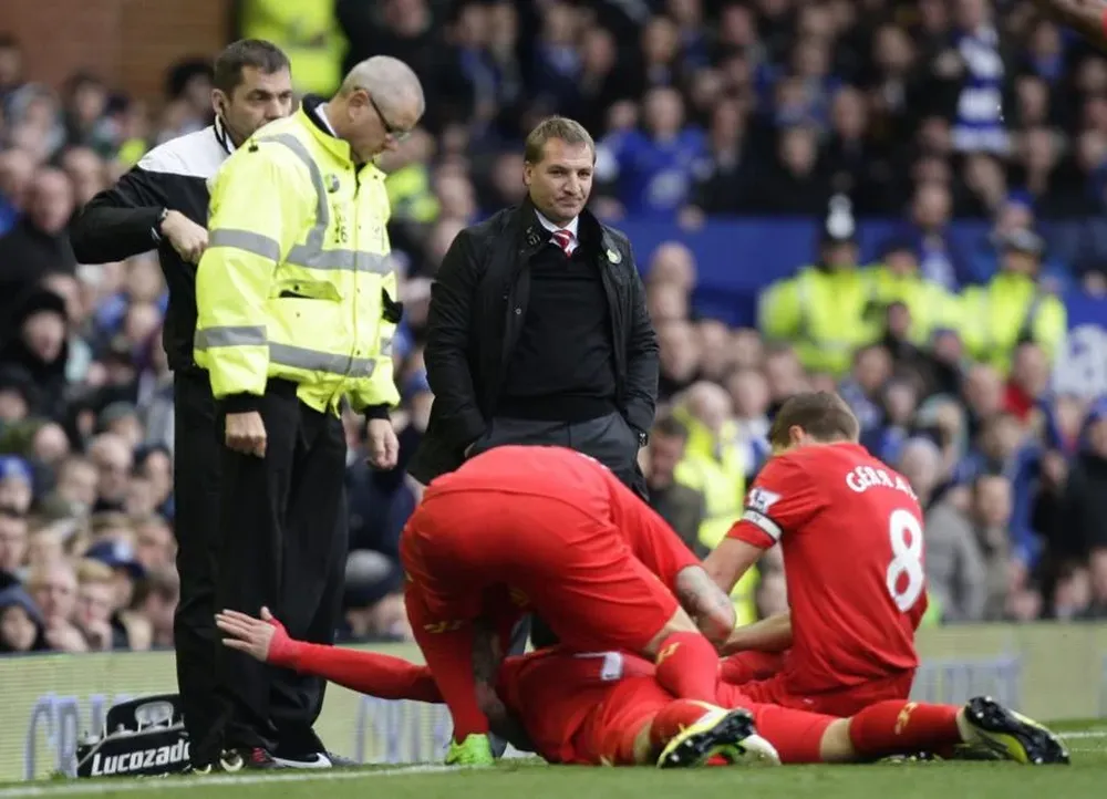 Suárez festeja de modo sarcástico el gol contra Everton tirándose al piso. Rodgers lo mira