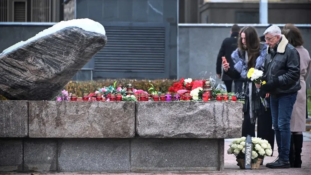 Oleg Orlov, responsable de ONG Memorial, rinde tributo en Moscú a las víctimas del estalinismo.