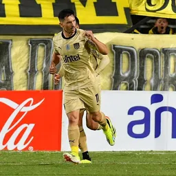 Maximiliano Silvera de Peñarol celebra ante Wanderers por el Torneo Apertura