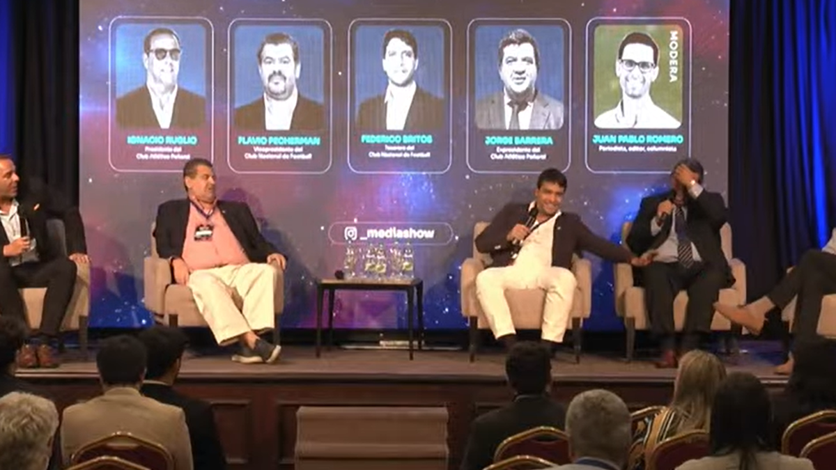 La alegría de Ignacio Ruglio y Jorge Barrera al enterarse que Peñarol quedó como único líder del Apertura mientras compartían un evento junto a Flavio Perchman y Federico Britos de Nacional