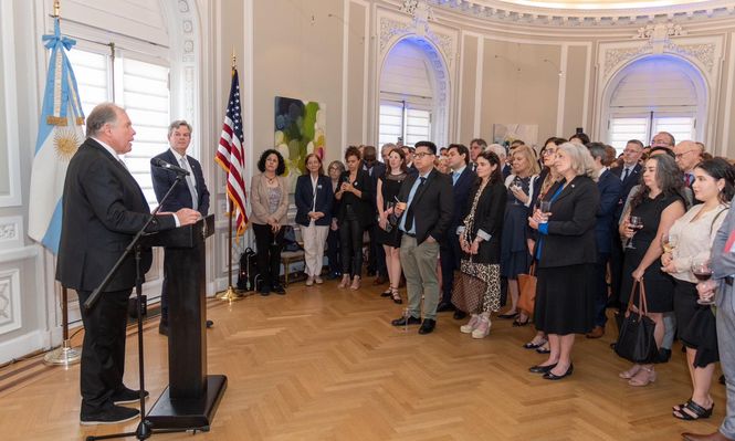 El embajador Gerardo Werthein encabezó la celebración del 214° aniversario de la Revolución de Mayo en Washington, que contó con la presencia de hombres clave de la administración de Joe Biden